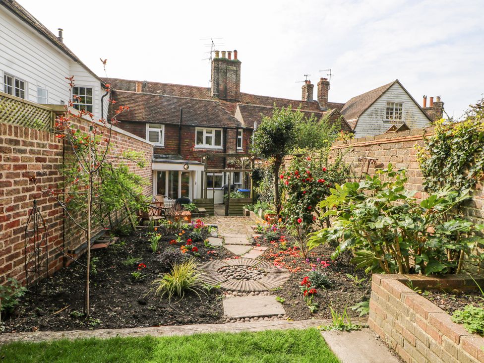A garden with a pathway and plants at 7 Chapel Hill Quinc Cottage Lewes