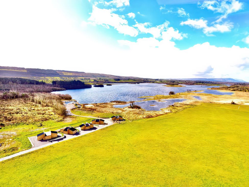 An outdoor area with cabins near a lake at No 3