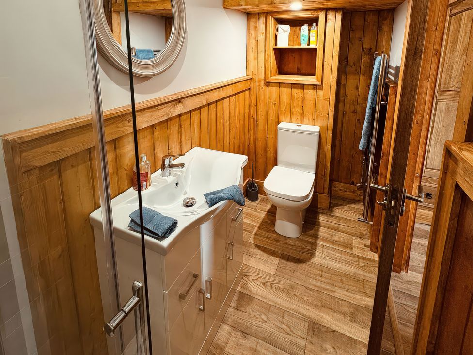 A bathroom with a bathtub, toilet, and sink at Fisherman Lodge No 2 Enniskillen