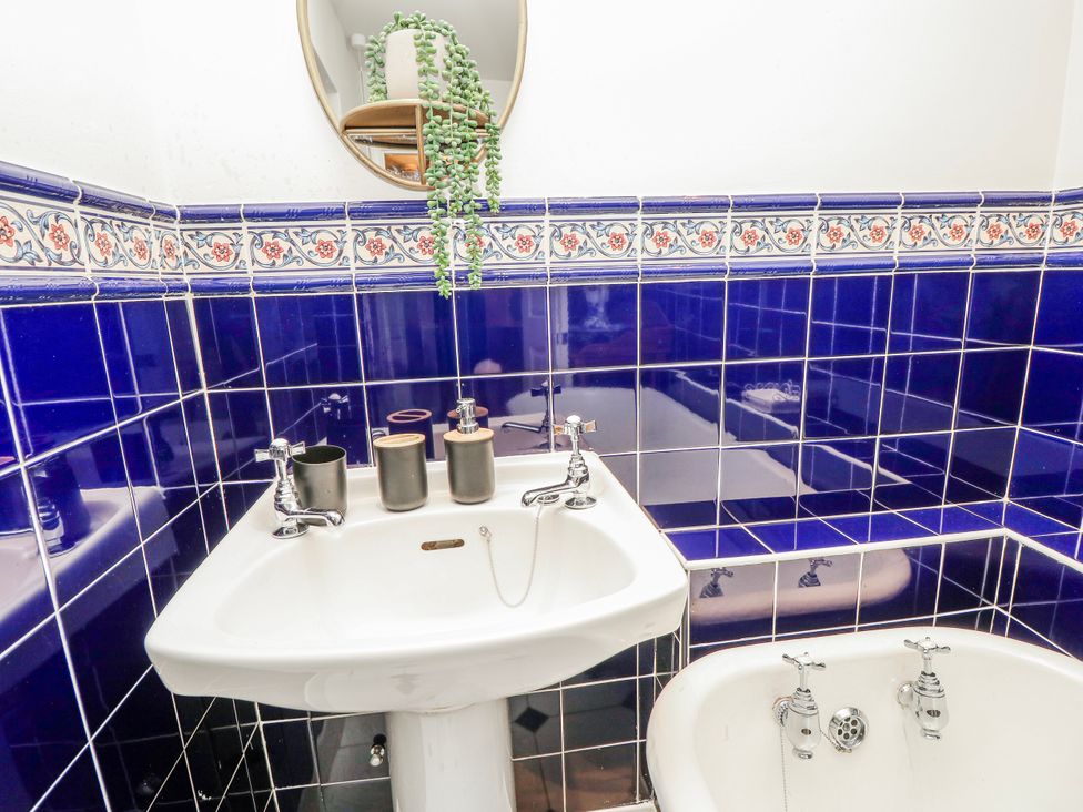 A bathroom with a sink and bathtub at 1A Clifton Road in Winchester