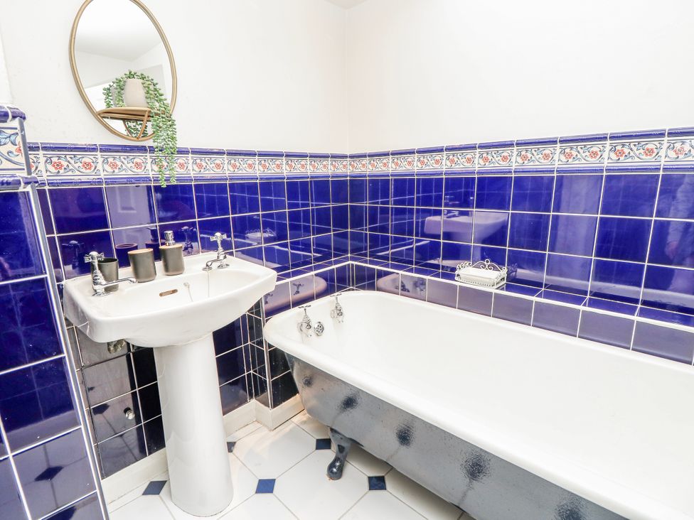 A bathroom with a sink and bathtub at 1A Clifton Road in Winchester