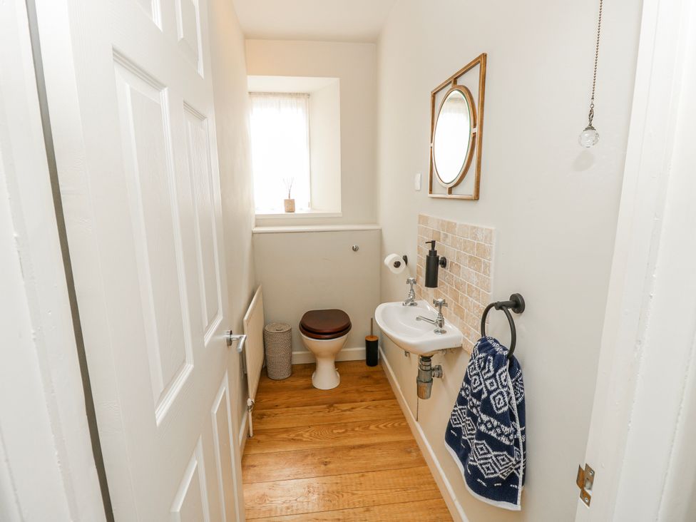 A bathroom with a sink and toilet at 1A Clifton Road Winchester