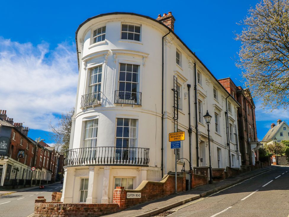 A building with windows and a balcony at 1A Clifton Road in Winchester