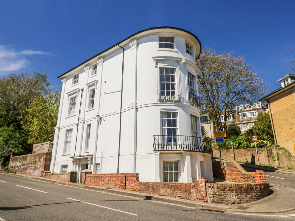 A building with windows and a balcony at 1A Clifton Road in Winchester