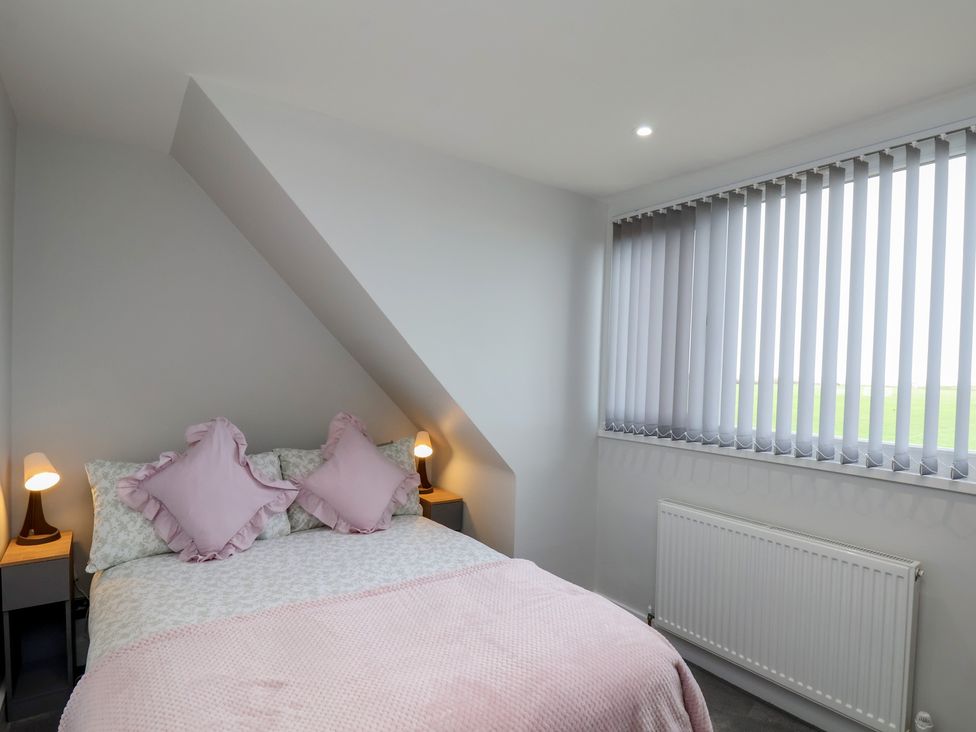 A bedroom with a bed and lamps at Sea View House in Marske-By-The-Sea