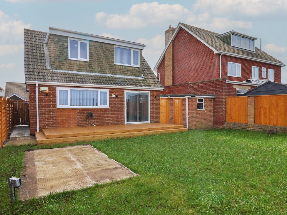 A garden with a house and decking in Sea View House Marske-By-The-Sea