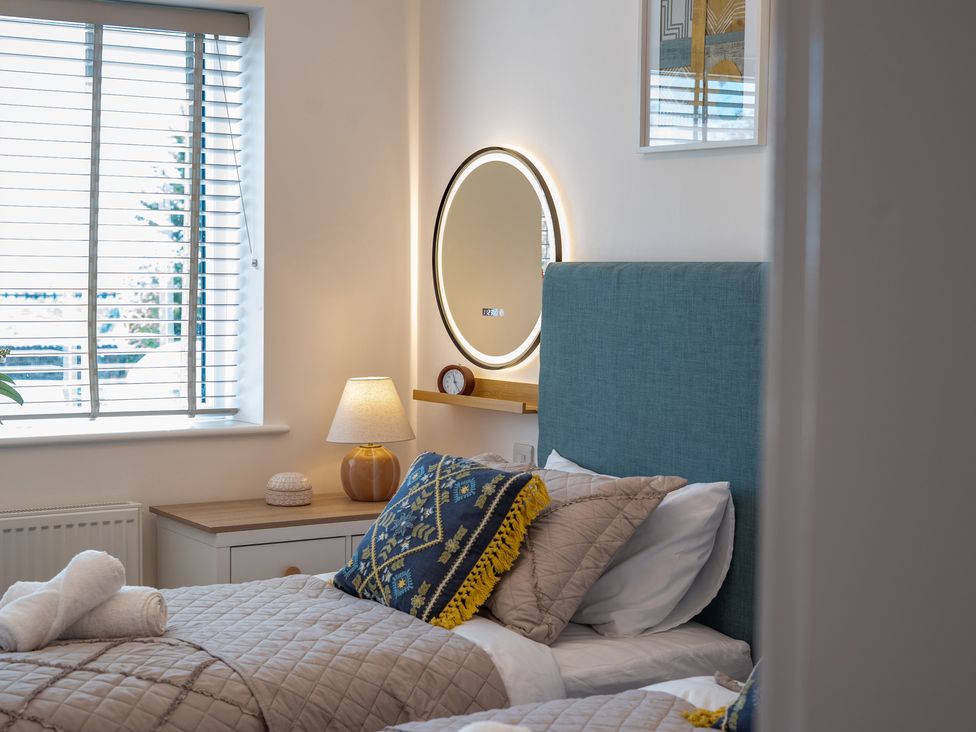 A bedroom with a bed and bedside lamp at 4 Bryn Heulog in Wrexham