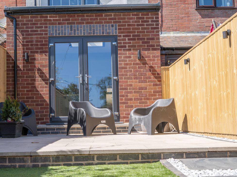 A garden with chairs and doors at 4 Bryn Heulog in Wrexham