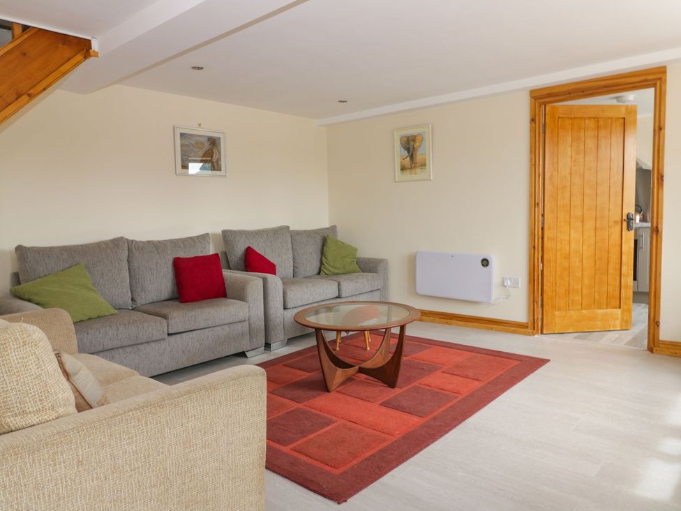 A living room with sofas and a coffee table at Lavender Lodge in Hull