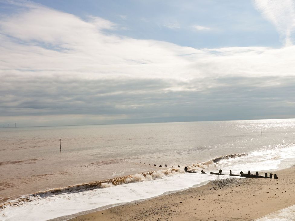 A beach with waves and clouds at Lavender Lodge in Hull