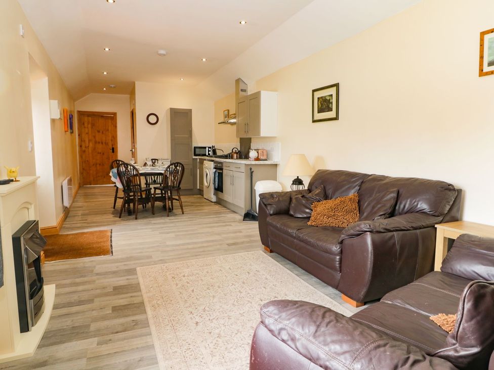 A living room with a dining area and kitchen at Meadow View in Hull