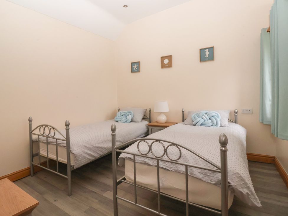 A bedroom with two single beds at Meadow View in Tunstall near Withernsea