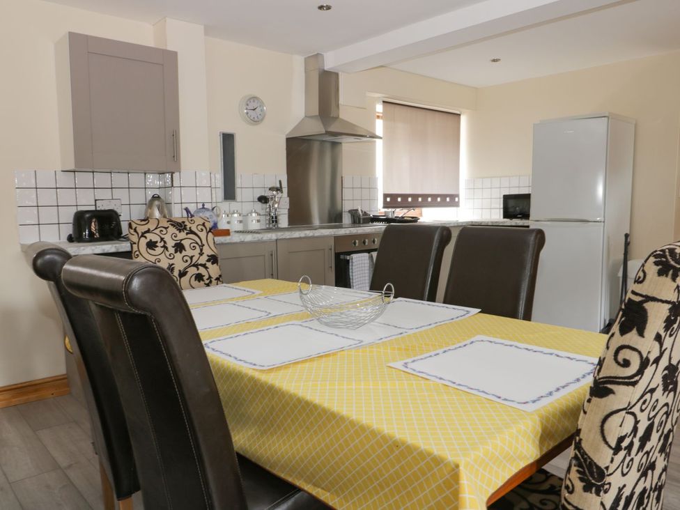 A dining room with a table and chairs at Mulberry Manor in Hull