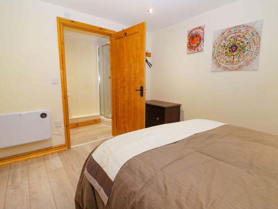 A bedroom with a bed and a door leading to a shower at Mulberry Manor in Hull