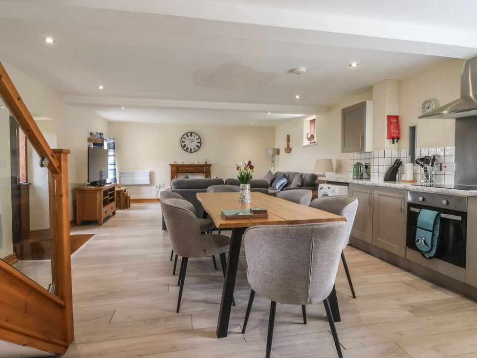 A dining room with a table and chairs at Mulberry Manor in Tunstall near Withernsea