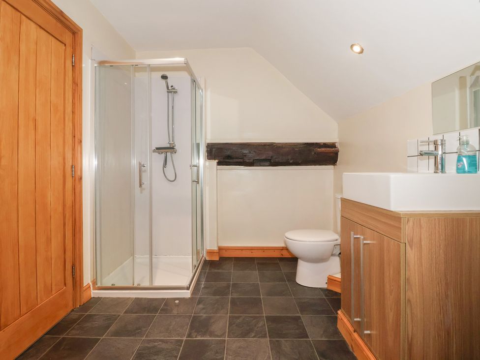 A bathroom with a shower, sink, and toilet at Mulberry Manor in Tunstall near Withernsea