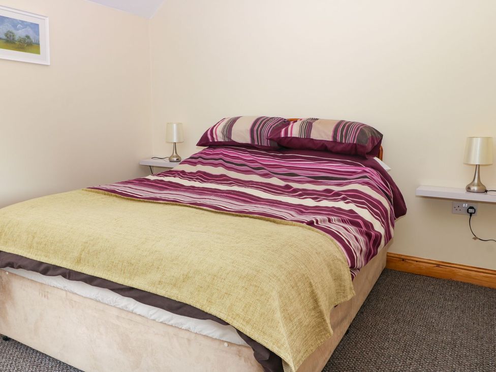 A bedroom with a bed and bedside lamps at Daisy Nook in Hull