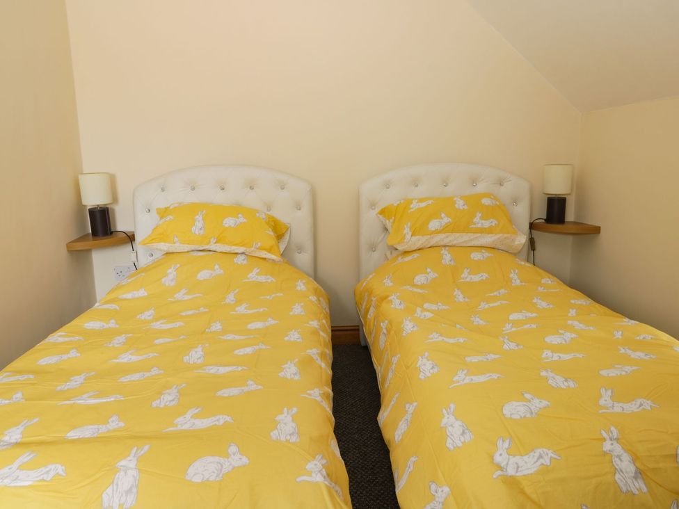 A bedroom with two single beds and lamps at Daisy Nook in Hull