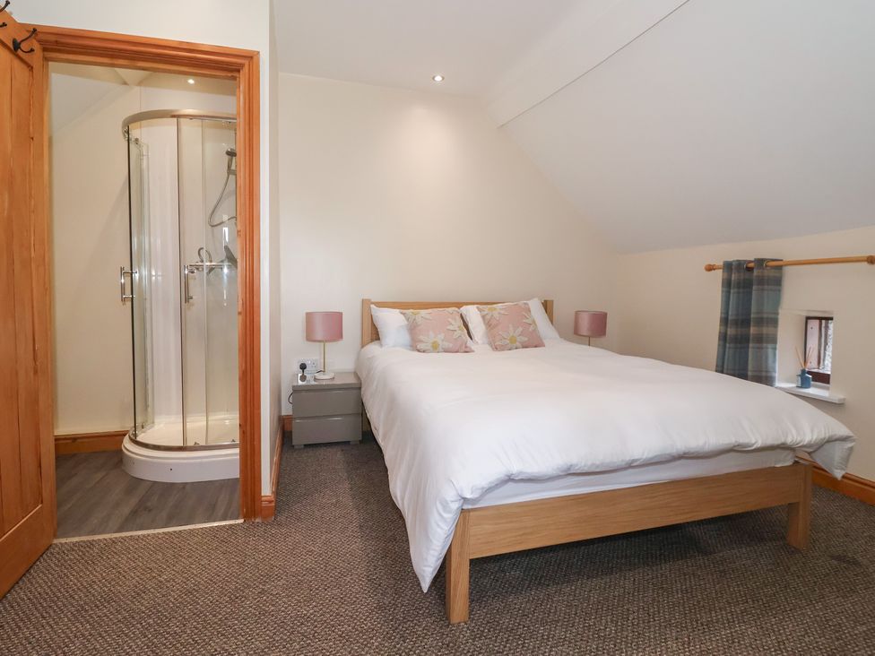 A bedroom with a bed and shower at Daisy Nook in Withernsea