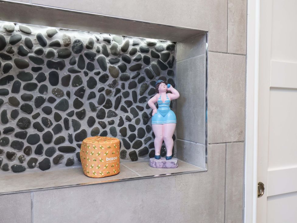 A decorative figure and storage block in a bathroom at The Four Views in Whitby