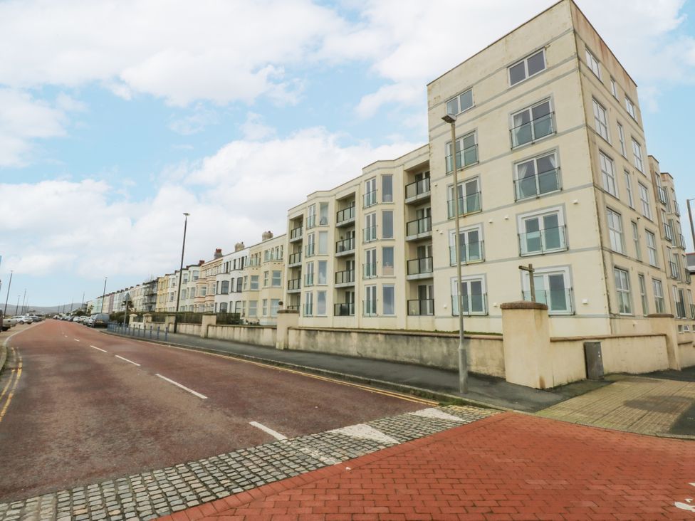 A street with a building and road at Snowdonia View in Pwllheli