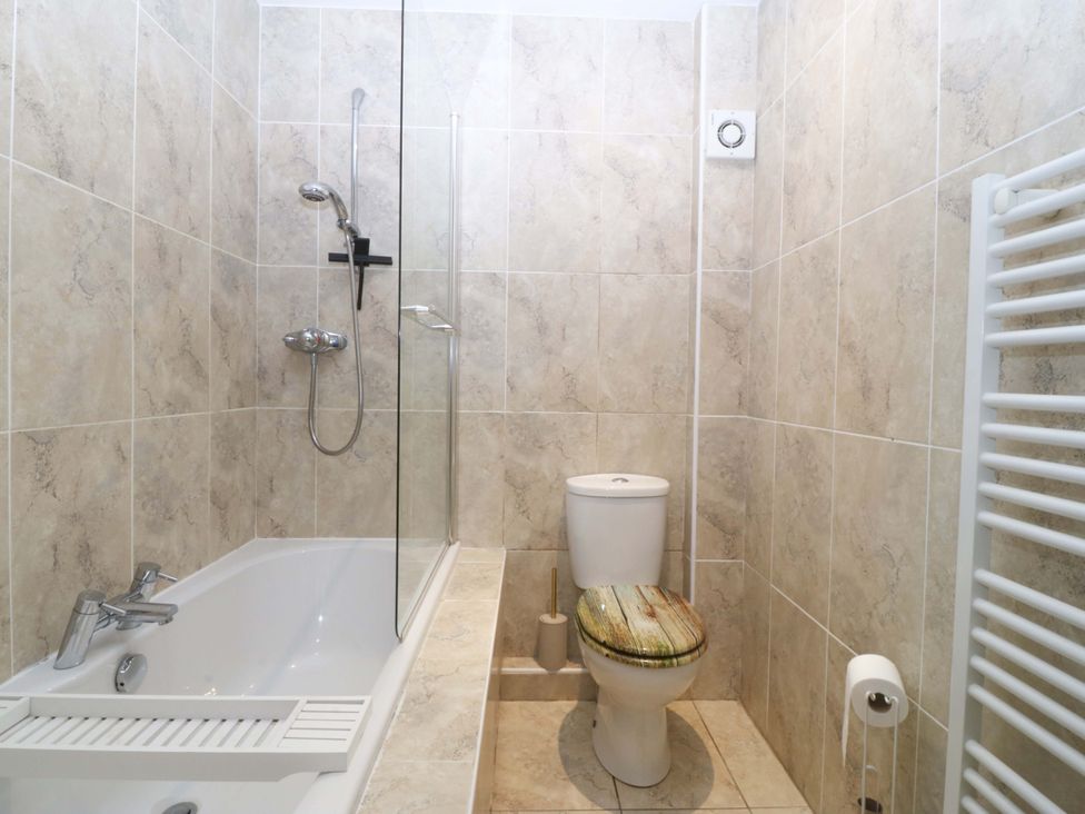 A bathroom with a bathtub and toilet at Snowdonia View in Pwllheli