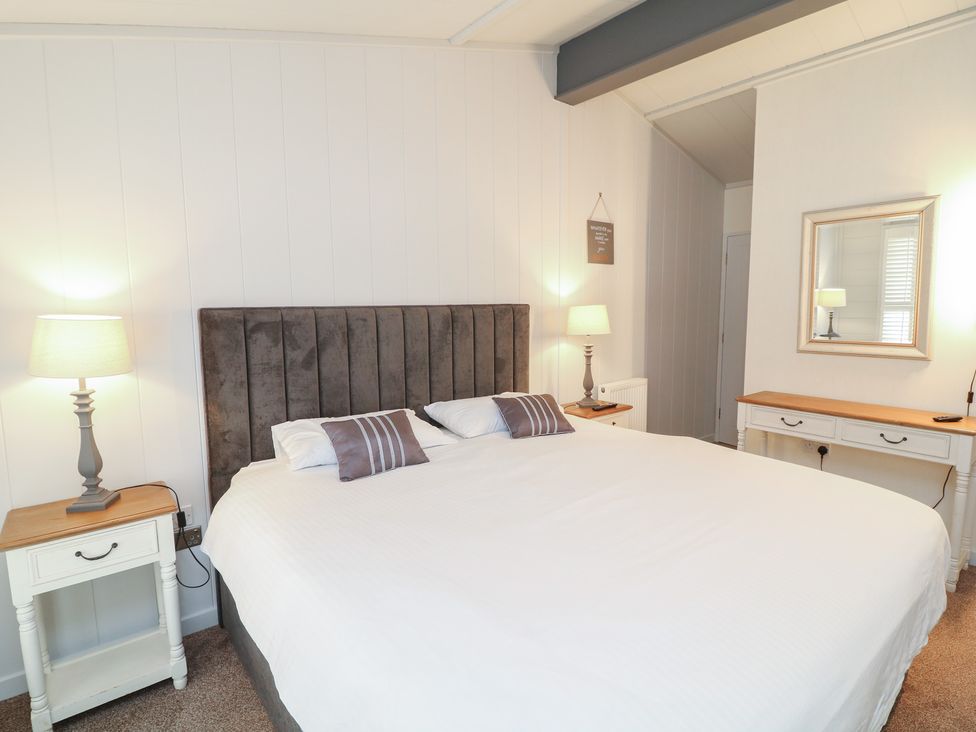 A bedroom with a bed and bedside tables at Fairways 22 in Tattershall
