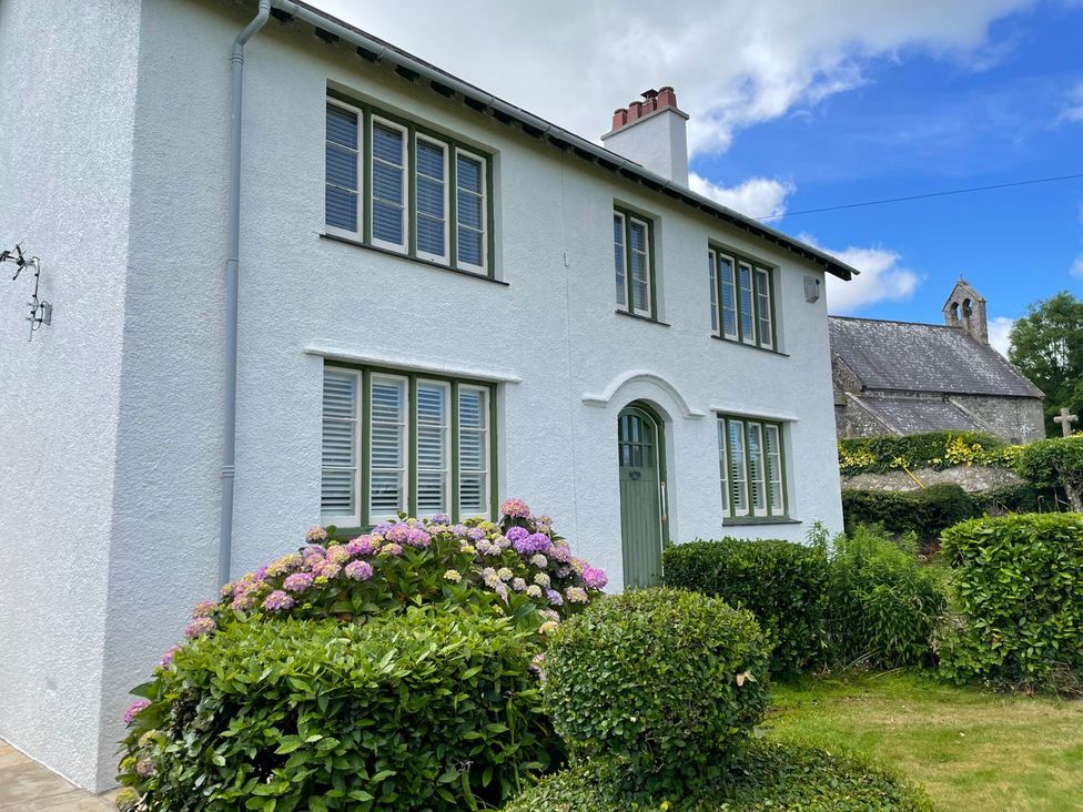 A house with a garden and bushes at Ty Mawr Farm in Llanfairpwllgwyngyll