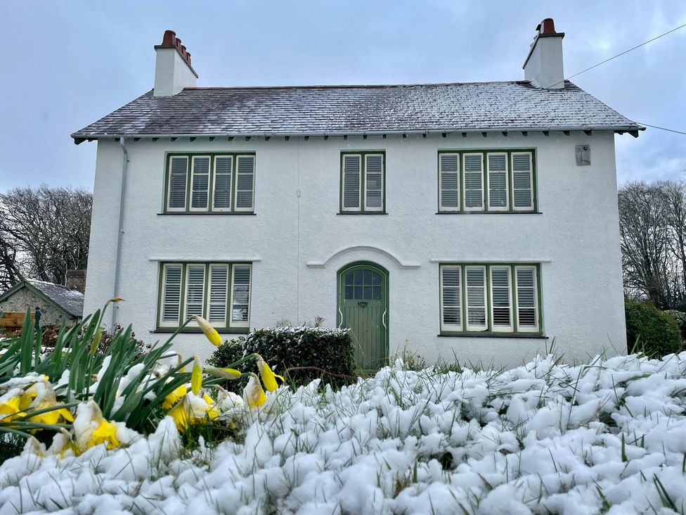 A house with snow and flowers at Ty Mawr Farm in Llanfairpwllgwyngyll