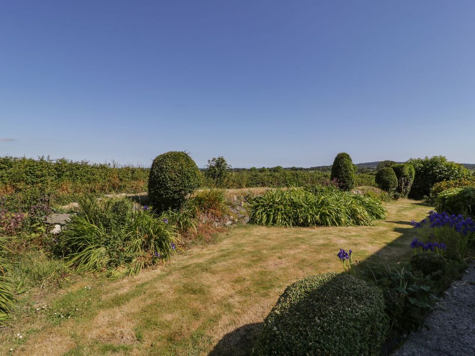 A garden with hedges and flowers at Ty Mawr Farm in Llanfairpwllgwyngyll