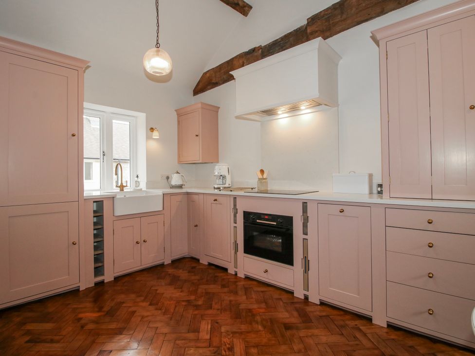 A kitchen with cabinets and appliances at The Old China Shop in Ludlow