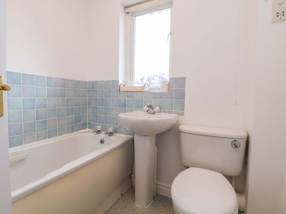 A bathroom with a bathtub, sink, and toilet at 10 Church Walks in Chester