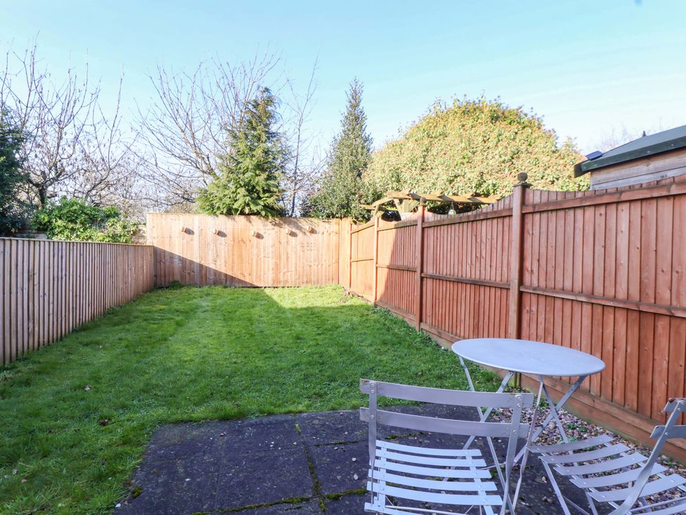 A garden with a table and chairs at 10 Church Walks Chester