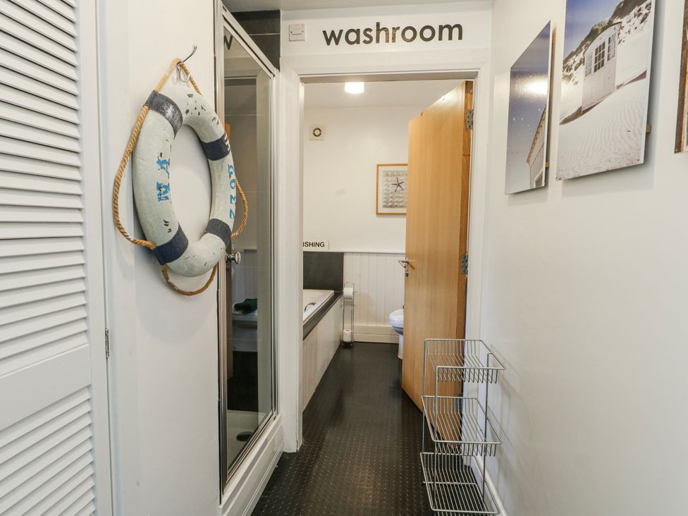 A washroom with a bathtub and toilet at Too Hoots in Lligwy