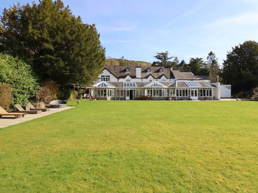An outdoor area with a house and garden at Plas Dolguog in Machynlleth