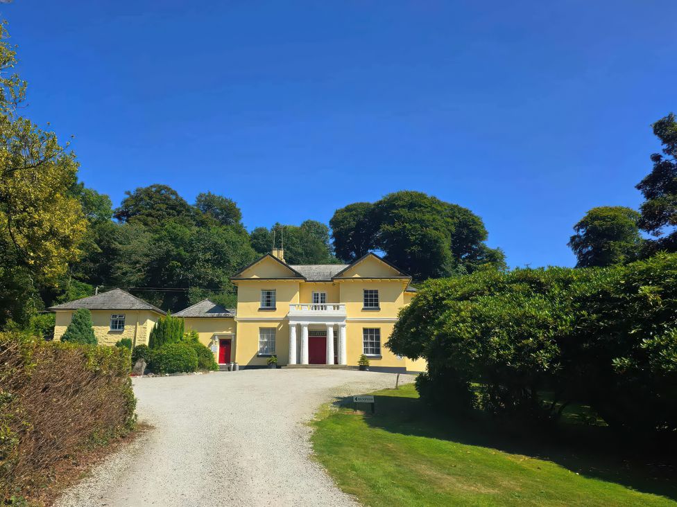 A house with a driveway and trees at Lakeview Villa near Liskeard