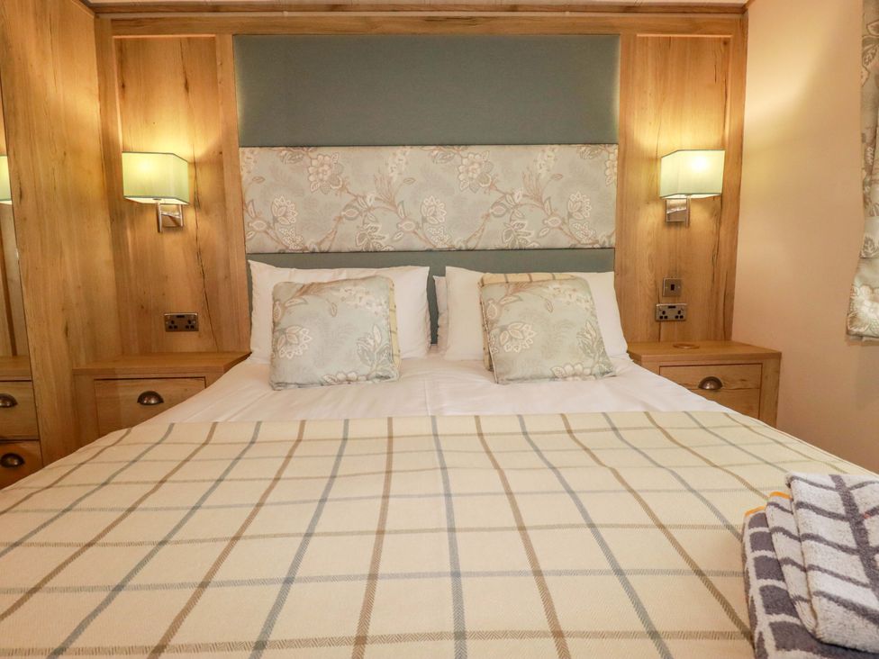 A bedroom with a bed and bedside lamps at 8 Summerleaze Bude