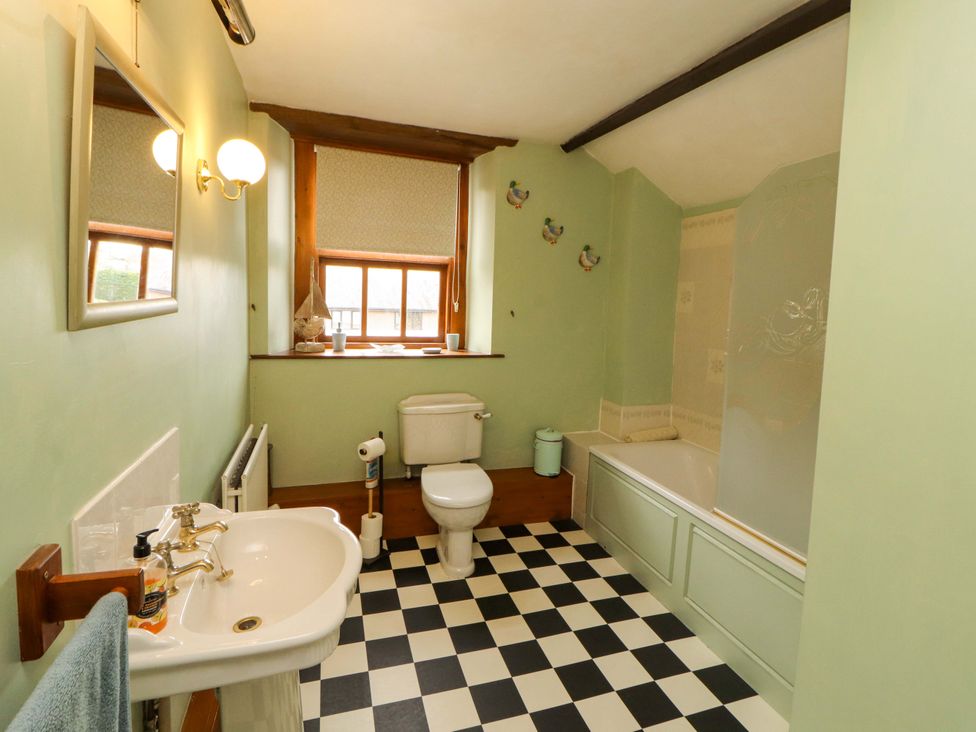 A bathroom with a washbasin and toilet at High Mill House in Penrith