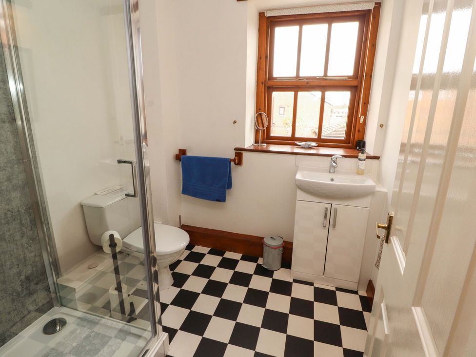 A bathroom featuring a sink, shower, and toilet at High Mill House in Penrith