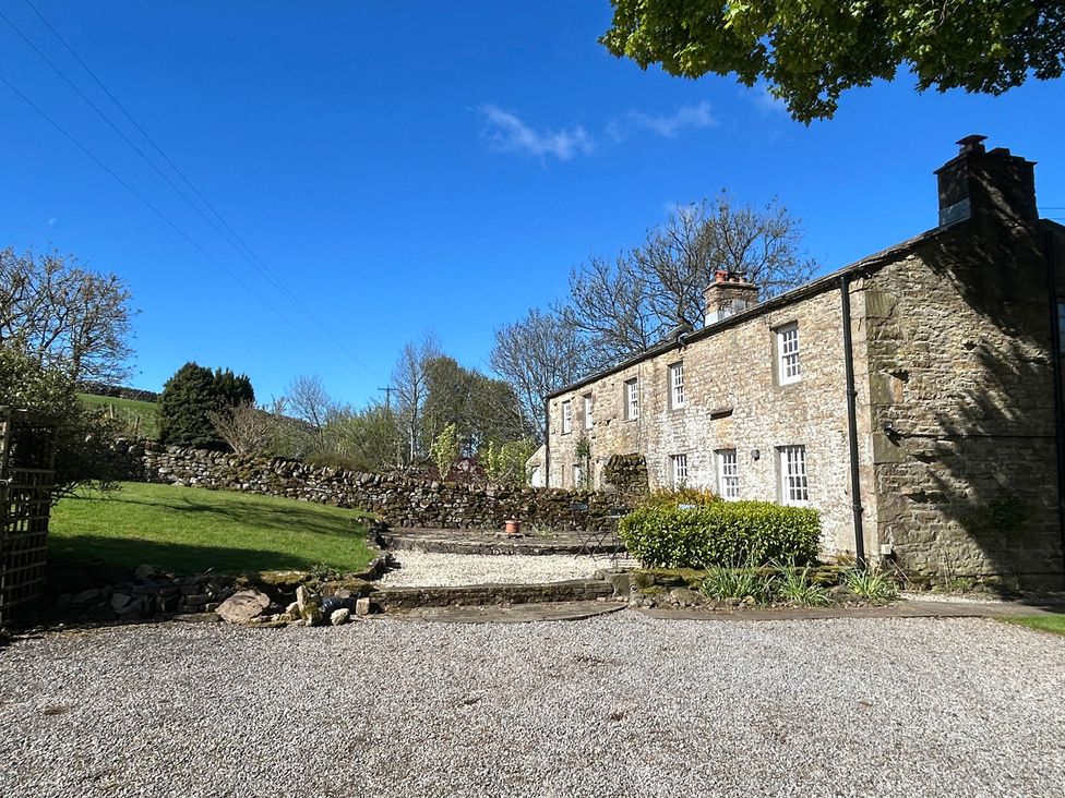 A house with a garden and gravel pathway at Tarn House in Hawes