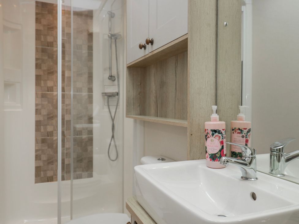 A bathroom with shower and sink at Carp Lodge