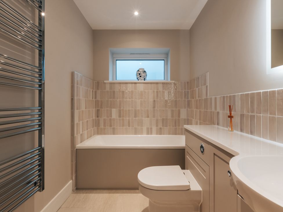A bathroom with a bathtub and toilet at The Stables in Catworth