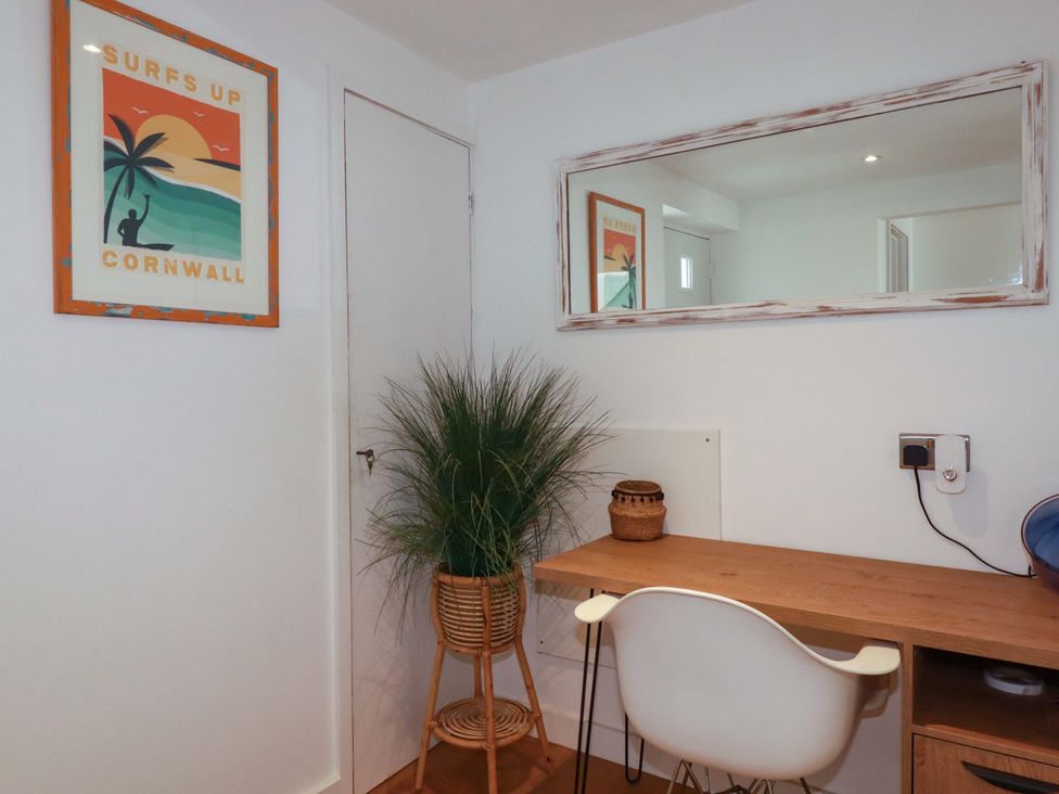 An office space with a desk and chair at La Casita in Newquay