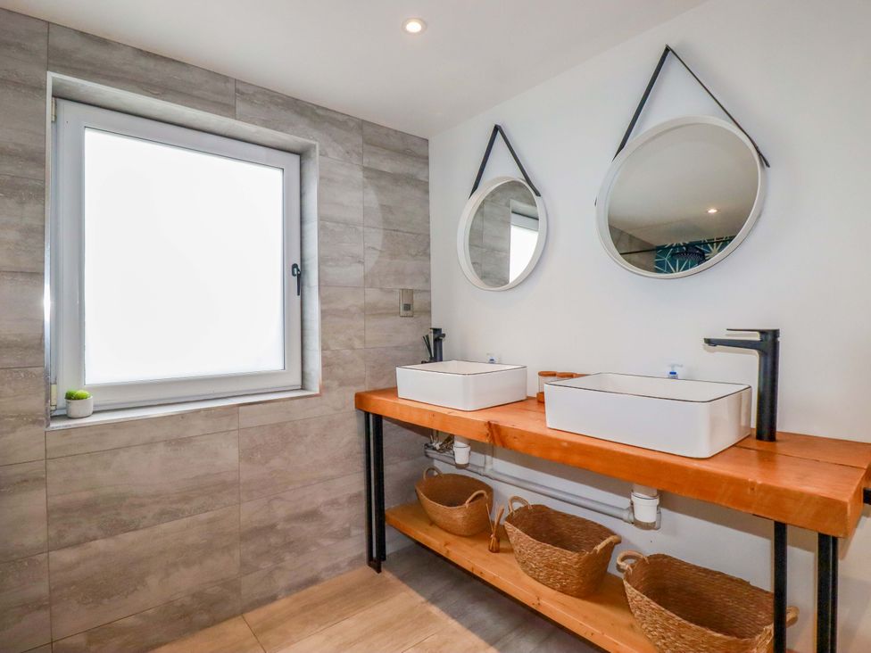 A bathroom with sinks and mirrors at La Casita in Newquay
