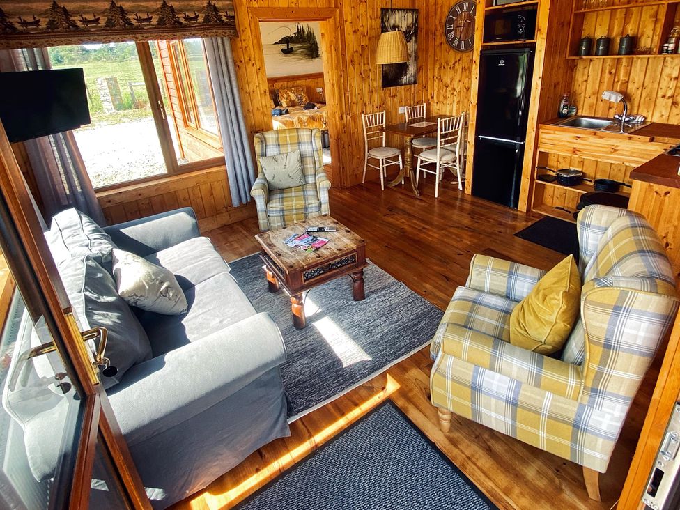 A living room with a sofa and armchairs at No 5 Enniskillen