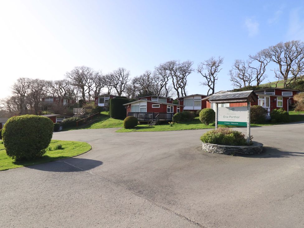 Holiday cabins and sign at Erw Parthor in Tywyn