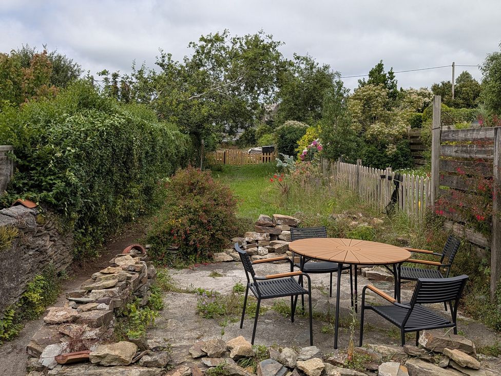 A garden with a table and chairs at Bedford Cottage in Bere Alston