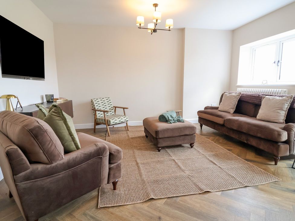 A living room with sofas and a television at Bella Vista in Deganwy