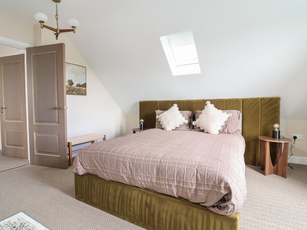 A bedroom with a bed and bedside tables at Bella Vista in Deganwy