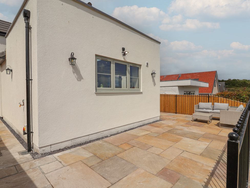 An outdoor area with a patio and seating at Bella Vista in Deganwy